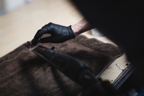 
	Szlifowanie ręczne (jedyny w 100% bezpieczny sposób w Europie na usunięcie starego lakieru z karbonu): od 1500 zł.
